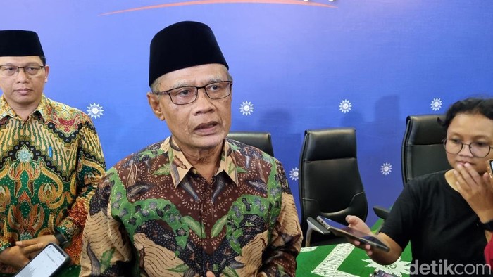 Ketua Umum Pimpinan Pusat (PP) Muhammadiyah, Prof. Haedar Nashir saat memberikan keterangan di Kantor PP Muhammadiyah, Kota Jogja, Sabtu (20/1/2024).