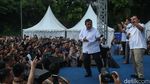 Momen Prabowo Sapa Ratusan Ojol di Lapangan Banteng