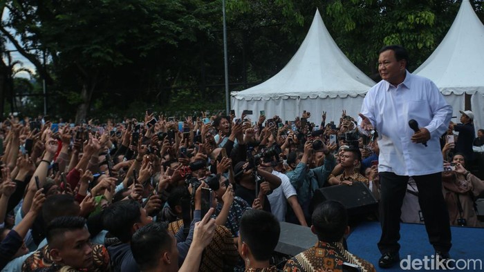 Calon Presiden nomor urut 02 Prabowo Subianto berjoget gemoy saat kampanye di hadapan para driver ojol di Taman Lapangan Banteng, Jakarta, Jumat (19/1/2024).