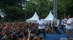 Momen Prabowo Sapa Ratusan Ojol di Lapangan Banteng