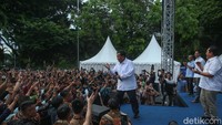 Prabowo juga sempat menunjukkan aksinya berjoget gemoy di depan para driver ojol.