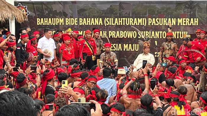 Prabowo Subianto  menghadiri  acara silaturahmi dengan masyarakat adat Dayak, Pasukan Merah Tariu Borneo Bangkule Rajakng (TBBR) di Pontianak, Kalimantan Barat.