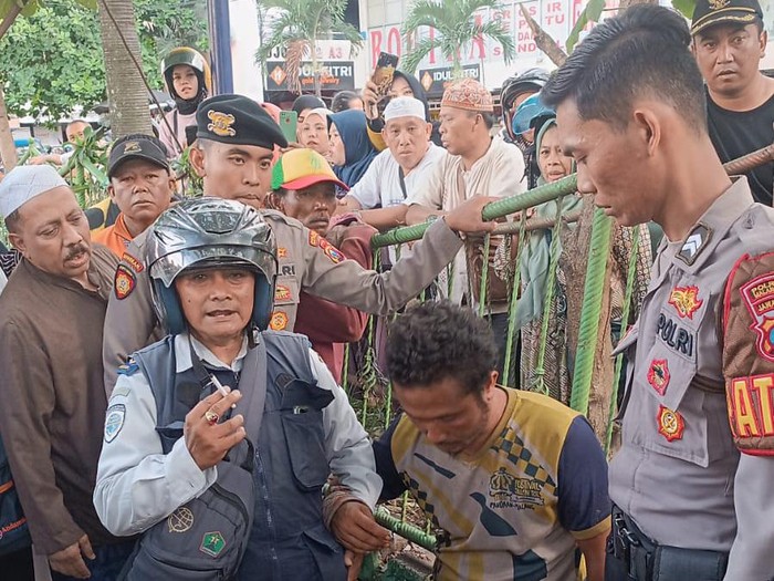 Pria bawa celurit malang