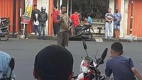 Geger Pria Acungkan Celurit Di Tengah Jalan Pasar Besar Kota Malang