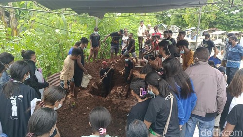 Proses ekshumasi jasad pria yang ditemukan tewas mengapung di dekat Pelabuhan Tenau, Kupang.