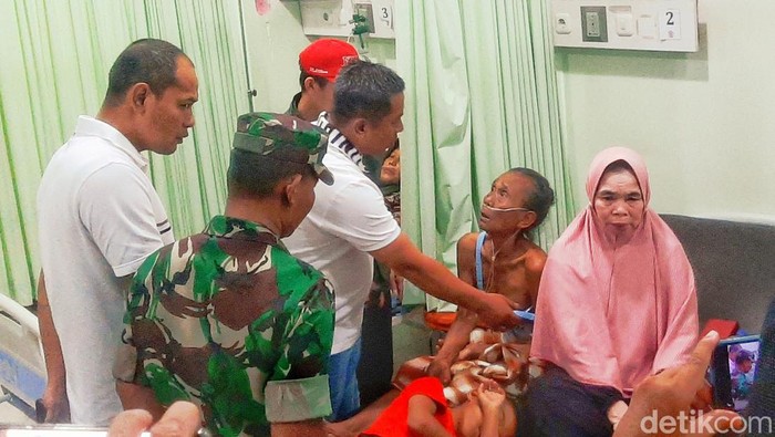 Puluhan warga Desa Kutamekar, Kecamatan Ciampel, Kabupaten Karawang keracunan gas, Sabtu (20/1/2024).