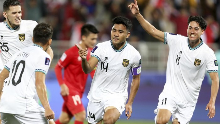 Indonesias Asnawi Mangkualam Bahar, center, celebrates after scoring the opening goal from the penalty spot during the Asian Cup Group D soccer match between Vietnam and Indonesia at Abdullah Bin Khalifa Stadium in Doha, Qatar, Friday, Jan. 19, 2024. (AP Photo/Hussein Sayed)