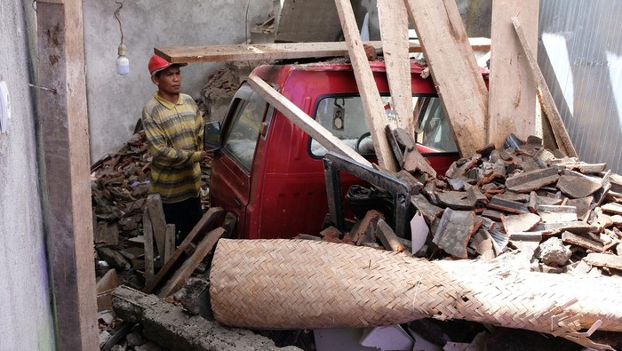 Ratusan Rumah di Temanggung Rusak Disapu Angin Kencang Warga mengumpulkan barang-barang yang masih bisa diselamatkan di lokasi bencana angin kencang di lereng Gunung Sindoro Campursari, Ngadirejo, Temanggung, Jawa Tengah, Sabtu (20/1/2024). Angin kencang disertai hujan menerjang sedikitnya delapan kecamatan di Kabupaten Temanggung mengakibatkan sejumlah rumah parah dan ratusan rusak ringan di bagian atapnya tidak ada korban dalam kejadian tersebut. ANTARA FOTO /Anis Efizudin/aww.