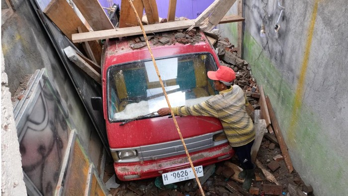 Warga mengumpulkan barang-barang yang masih bisa diselamatkan di lokasi bencana angin kencang di lereng Gunung Sindoro Campursari, Ngadirejo, Temanggung, Jawa Tengah, Sabtu (20/1/2024). Angin kencang disertai hujan menerjang sedikitnya delapan kecamatan di Kabupaten Temanggung mengakibatkan sejumlah rumah parah dan ratusan rusak ringan di bagian atapnya tidak ada korban dalam kejadian tersebut. ANTARA FOTO /Anis Efizudin/aww.