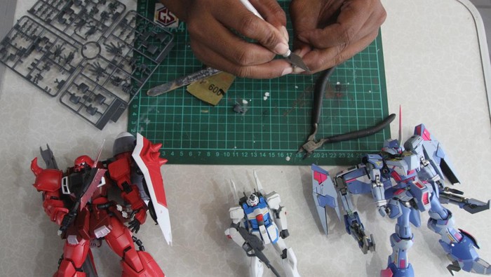 Raup Cuan dari Hobi Koleksi Robot Gundam Penggemar robot Gundam membuat model custom di tempat berkumpul komunitas Gundama atau Gundam Malang di Sumbersari, Kota Malang, Jawa Timur, Sabtu (20/1/2024). Selain mengadakan pertemuan rutin sebagai persiapan mengikuti kompetisi Gundam Build World Championship (GBWC) tingkat nasional dan internasional, para penggemar robot Gundam tersebut juga membuka peluang bisnis berupa jasa pengecatan, jasa perakitan serta pembuatan model custom dengan harga bervariasi yakni dari Rp100 ribu hingga Rp5 juta per unit tergantung keunikan modelnya. ANTARA FOTO/Ari Bowo Sucipto/aww.
