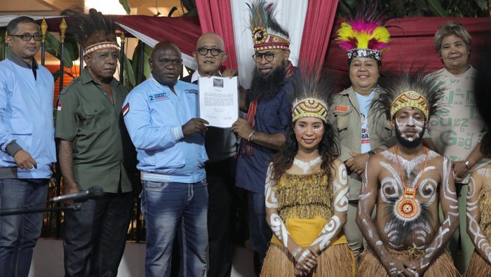 Relawan Papua Center Dukung Prabowo-Gibran, Siap Menangkan 1 Putaran Tim Kuasa Hukum TKN Prabowo-Gibran, Natalius Pigai memberikan kata sambutan saat deklarasi Relawan Papua center di Kawasan Kertanegara, Jakarta, Jumat (19/1/2024) malam. Relawan Papua center mendukung pasangan Capres-Cawapres nomor urut 2 Prabowo-Gibran di pemilu 2024, Papua Center juga meminta agar Prabowo-Gibran mendukung isu-isu tentang Papua.