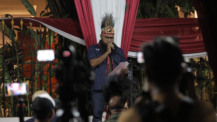 Tim Kuasa Hukum TKN Prabowo-Gibran, Natalius Pigai memberikan kata sambutan saat deklarasi Relawan Papua center di Kawasan Kertanegara, Jakarta, Jumat (19/1/2024) malam. Relawan Papua center mendukung pasangan Capres-Cawapres nomor urut 2 Prabowo-Gibran di pemilu 2024, Papua Center juga meminta agar Prabowo-Gibran mendukung isu-isu tentang Papua.