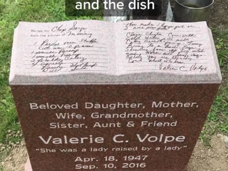 Unik! TikToker Ini Hobi Berburu Resep di Batu Nisan