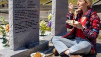 Rosie Grant pernah mencatat sebuah resep kue wortel enak dari pemakaman. Hasilnya ia membawa kue buatannya untuk disantap di depan makam tersebut. Foto: TikTok/ghostlyarchive