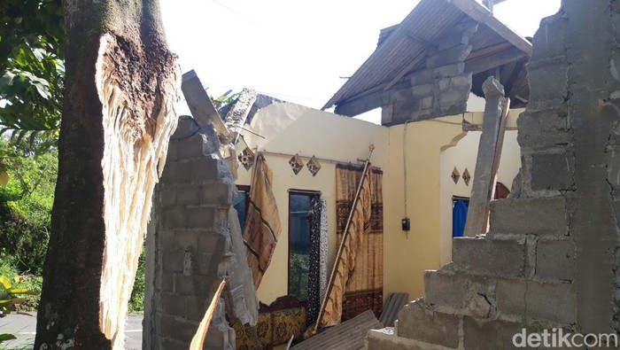 Rumah di Musuk Boyolali rusak parah tertimpa pohon tumbang, Jumat (19/1/2024).