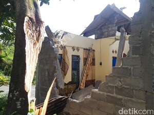 Rumah di Musuk Boyolali Rusak Parah Tertimpa Pohon Tumbang