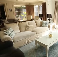 Sultan dan Annisa menggali inspirasi dari gaya American-classic sebagai tema utama desain rumahnya, baik untuk eksterior dan interior rumahnya. Kombinasi warna putih dan lembut mendominasi. (Foto: YouTube/Trans7 Official)