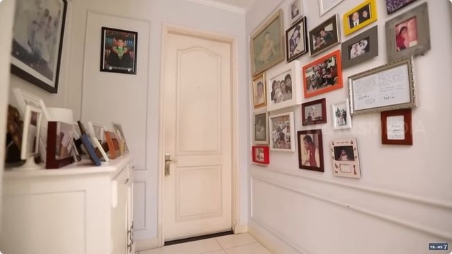 Salah satu sudut di rumah didedikasikan untuk foto-foto yang mengabadikan kenangan manis mereka dan keluarga. (Foto: YouTube/Trans7 Official)