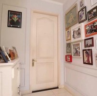 Salah satu sudut di rumah didedikasikan untuk foto-foto yang mengabadikan kenangan manis mereka dan keluarga. (Foto: YouTube/Trans7 Official)