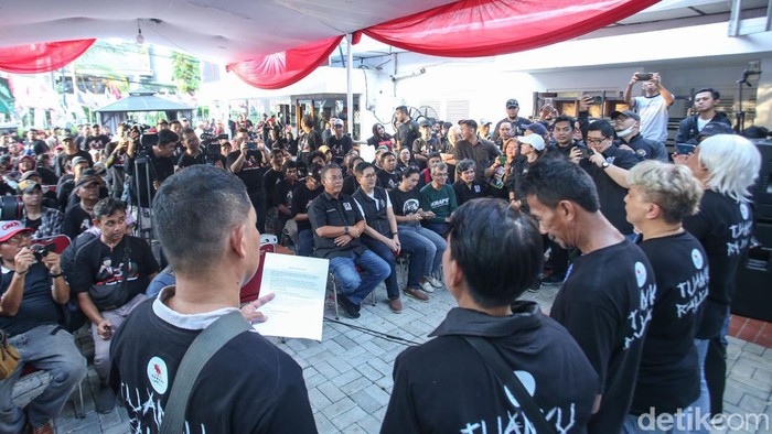 Saat 1.000 Ojol Jakarta Deklarasi Dukung Ganjar-Mahfud Ketua Tim Pemenangan Daerah (TPD) Ganjar-Mahfud DKI Jakarta Prasetyo Edi Marsudi dan Ketua Tim Pemenangan Nasional (TPN) Ganjar-Mahfud Arsjad Rasjid menerima naskah dukungan dari Ganjar Bersama Driver Online saat deklarasi dukungan di Sekretariat TPD Ganjar-Mahfud DKI Jakarta, Sabtu (20/1/2024).