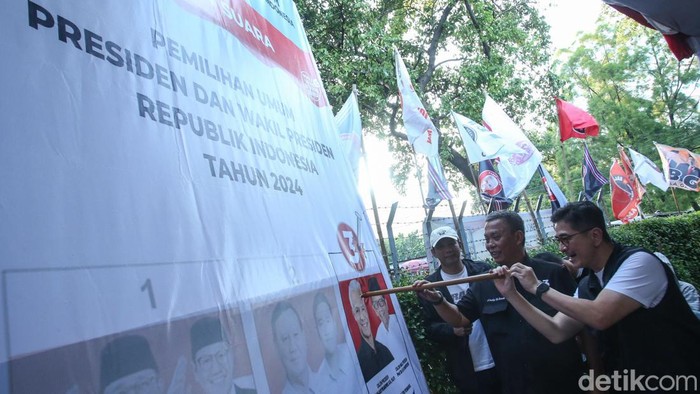 Saat 1.000 Ojol Jakarta Deklarasi Dukung Ganjar-Mahfud Ketua Tim Pemenangan Daerah (TPD) Ganjar-Mahfud DKI Jakarta Prasetyo Edi Marsudi dan Ketua Tim Pemenangan Nasional (TPN) Ganjar-Mahfud Arsjad Rasjid menerima naskah dukungan dari Ganjar Bersama Driver Online saat deklarasi dukungan di Sekretariat TPD Ganjar-Mahfud DKI Jakarta, Sabtu (20/1/2024).