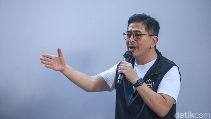 Ketua Tim Pemenangan Daerah (TPD) Ganjar-Mahfud DKI Jakarta Prasetyo Edi Marsudi dan Ketua Tim Pemenangan Nasional (TPN) Ganjar-Mahfud Arsjad Rasjid menerima naskah dukungan dari Ganjar Bersama Driver Online saat deklarasi dukungan di Sekretariat TPD Ganjar-Mahfud DKI Jakarta, Sabtu (20/1/2024).