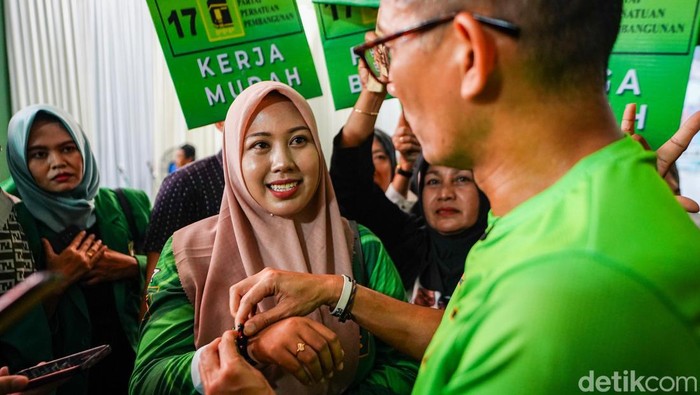 Sandiaga Uno dikerubungi emak-emak dan sempat ditodong gelang oleh emak-emak di Lamongan.