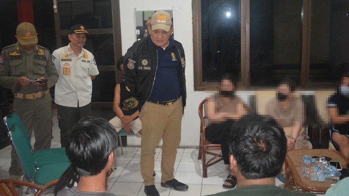 Satpol PP Gresik grebek homestay di Gresik diduga sarang prostitusi.