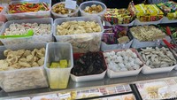 Dulunya Dede Wiwin menawarkan seblak seharga Rp 3.000, kemudian naik menjadi Rp 8.000 dengan tambahan beberapa jenis topping. Kini Warung Mama Zafran ini berkonsep prasmanan dengan pilihan topping sekitar 50 buah. Foto: detikFood/Yenny Mustika Sari
