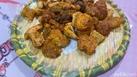 Selain seblak, Warung Mama Zafran juga menyediakan menu basreng bojot. Basreng ini digoreng dadakan, lalu disajikan bersama bumbu gurih pedas yang aroma daun jeruknya kuat. Foto: detikFood/Yenny Mustika Sari