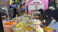 Setelah memilih topping itu, kemudian kita diarahkan ke kasir untuk dihitung dan diberikan nomor antrean. Kami memilih racikannya dengan level pedas 2. Foto: detikFood/Yenny Mustika Sari