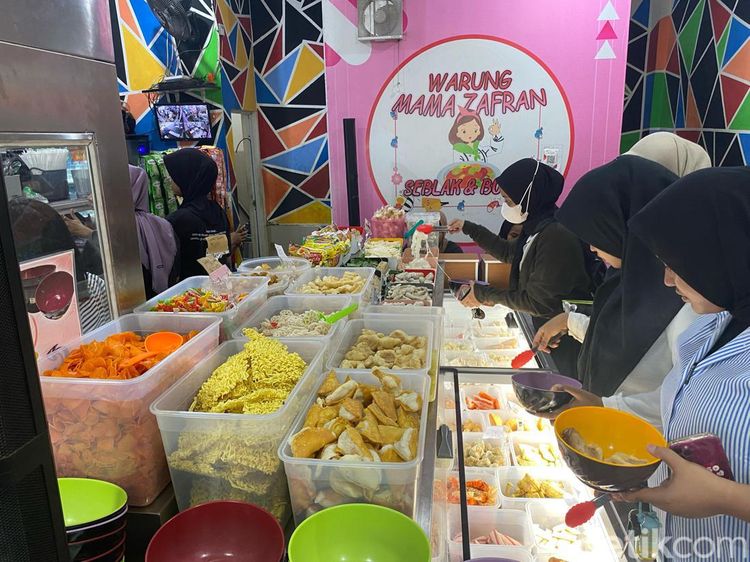 Seuhah! Seblak Mama Zafran yang Mlekoh Bumbunya di Cakung