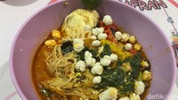 Saat pesanan seblak kami disajikan, aroma kencur langsung tercium semerbak disusul aroma gurih yang nikmat. Pertama kali menyeruput kuahnya, kami langsung menganggukkan kepala menandakan bumbunya sangat mantap. Foto: detikFood/Yenny Mustika Sari
