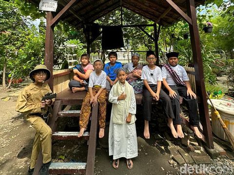Siswa-siswi di SDN Medokan Ayu II/615 Surabaya belajar literasi