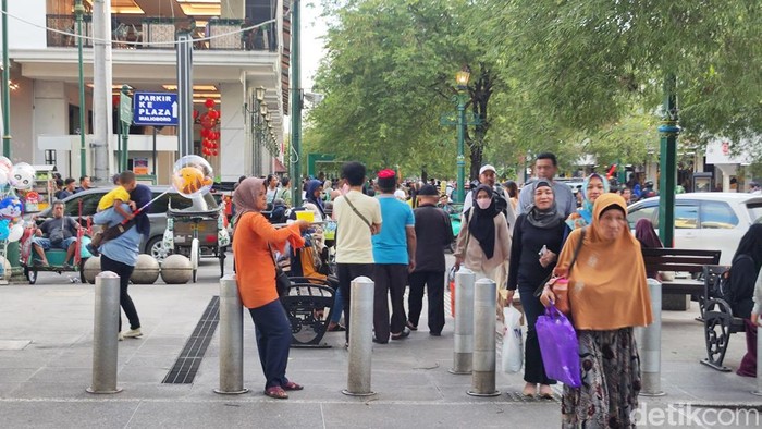 Suasana Malioboro yang dipadati pengunjung pada Sabtu (20/1/2024) sore pukul 17.45 WIB.