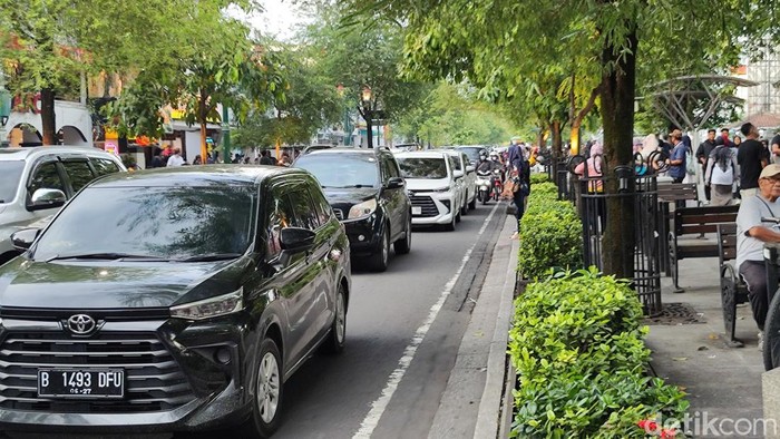 Suasana Malioboro yang dipadati pengunjung pada Sabtu (20/1/2024) sore pukul 17.45 WIB.