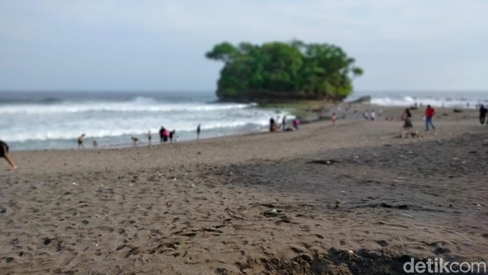 Suasana di Pantai Madasari