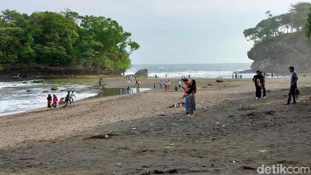 Suasana di Pantai Madasari