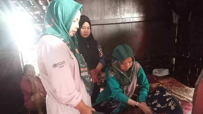 Tenaga Kesehatan Muba saat jemput bola ke warga yang terkena dampak banjir