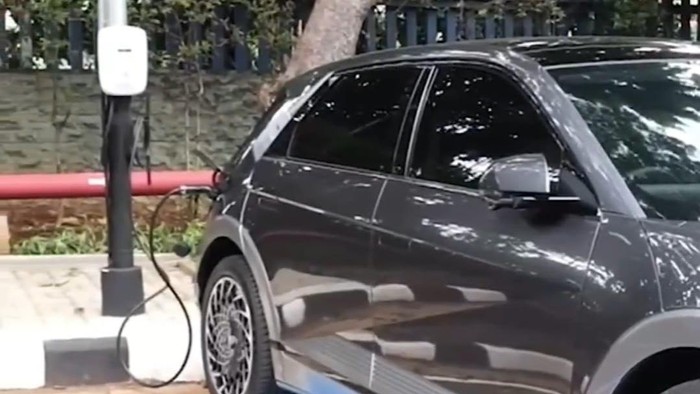 Tiang listrik buat ngecas mobil listrik