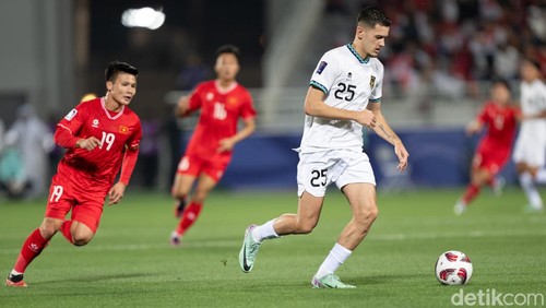 Aksi Justin Hubner dalam laga Vietnam vs Indonesia di Piala Asia 2023.