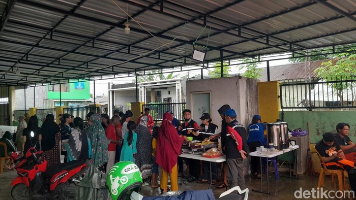 Warga terdampak banjir di Manggala Makassar mengungsi di masjid.