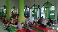 Meski kini banjir dilaporkan mulai surut, sejumlah pengungsi mulai mengeluhkan gatal-gatal. Selain mengalami gatal-gatal, pengungsi juga mulai terserang penyakit. (Muhammad Darwan/detikcom)