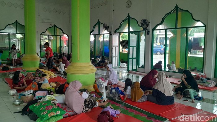 Warga terdampak banjir di Manggala Makassar mengungsi di masjid.