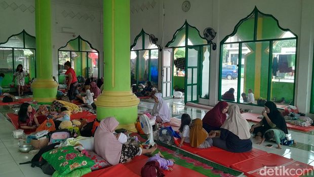 Warga terdampak banjir di Manggala Makassar mengungsi di masjid.