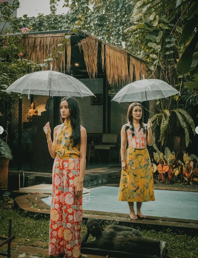 Lahir pada 14 Juni 2010, tahun ini Widuri akan berusia 14 tahun. Meski demikian tingginya sudah jauh mengalahkan sang mama.  Foto: Instagram/@widimulia