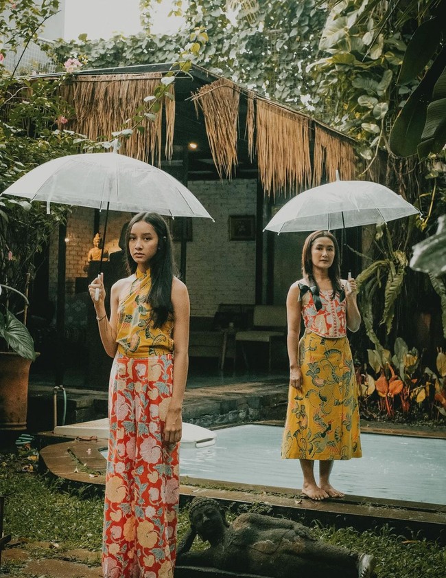 Kini sudah remaja, penampilan Widuri pun terlihat berbeda dan jadi lebih dewasa. Parasnya pun tak kalah cantik dari sang mama. Foto: Instagram/@widimulia