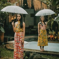 Kini sudah remaja, penampilan Widuri pun terlihat berbeda dan jadi lebih dewasa. Parasnya pun tak kalah cantik dari sang mama. Foto: Instagram/@widimulia