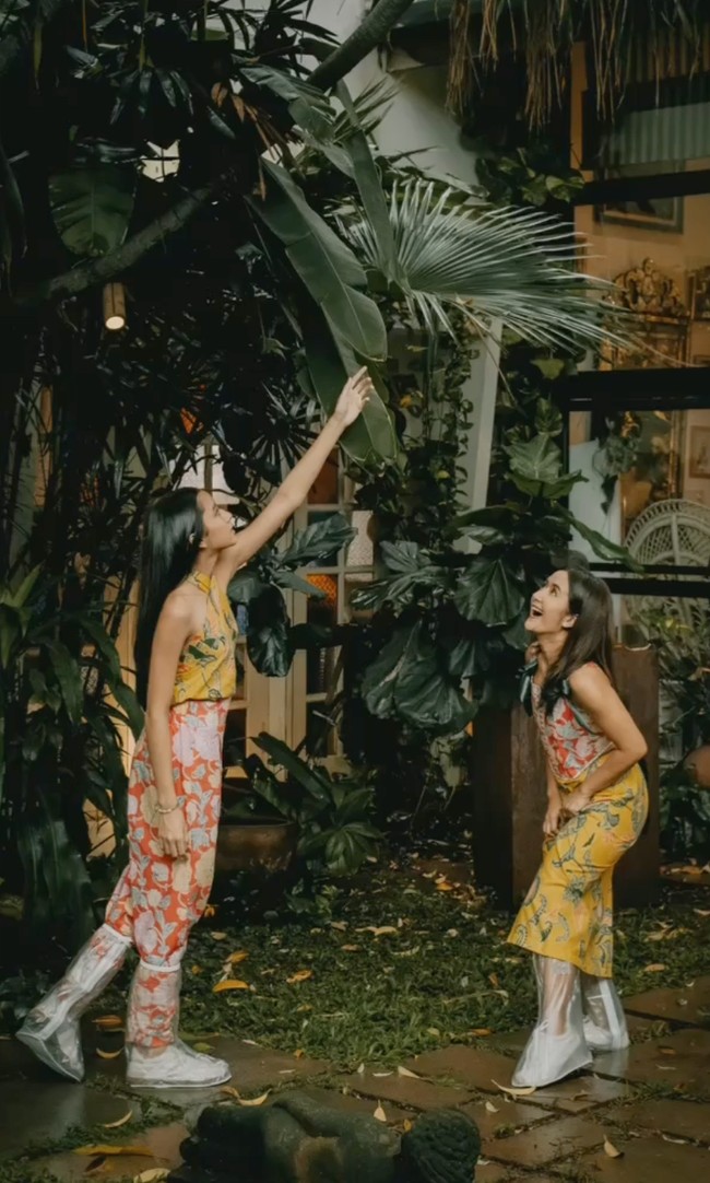 Kompak, Widuri dan Widi tampak mengenakan baju batik modern senada. Gaya pemotretan ibu dan anak itu pun berhasil tuai beragam pujian dari netizen. Foto: Instagram/@widimulia