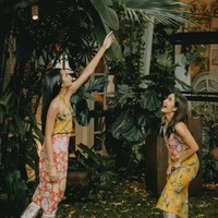 Kompak, Widuri dan Widi tampak mengenakan baju batik modern senada. Gaya pemotretan ibu dan anak itu pun berhasil tuai beragam pujian dari netizen. Foto: Instagram/@widimulia